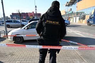 Chladnokrevně ubodal dvě prodavačky v Hradci. Teď si mladý vrah stěžuje na hrubé zacházení – eXtra.cz